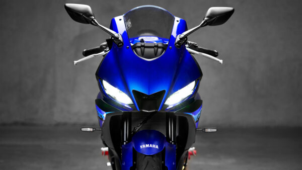 Yamaha YZF-R3 2024 Team Yamaha Blue headlight and LED indicators