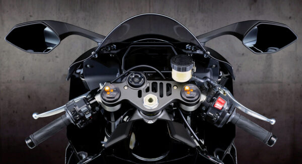 Yamaha YZF-R1 2020 cockpit