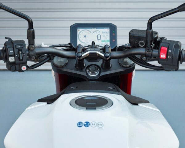 Honda CB750 Hornet 2023 Pearl Glare White with Metallic Red Flame cockpit