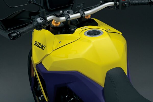 Suzuki V-Strom 800DE 2023 Champion Yellow No 2 cockpit