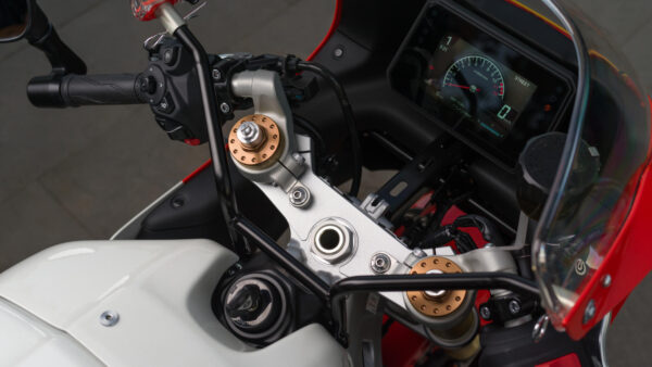 Yamaha XSR900 GP 2024 Legend Red cockpit