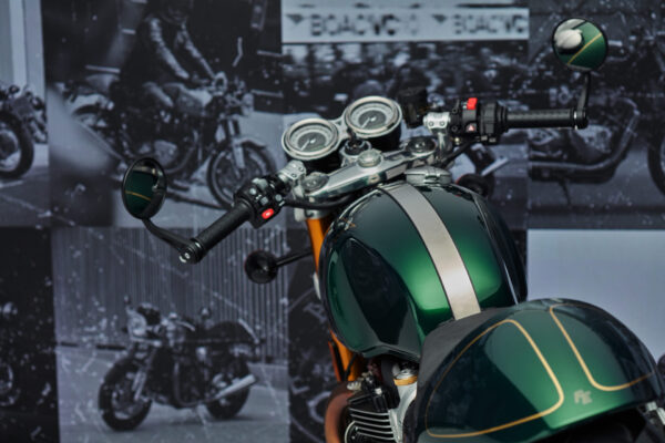 Triumph Thruxton Final Edition 2024 Competition Green cockpit