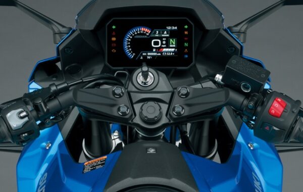 Suzuki GSX-8R 2024 dashboard