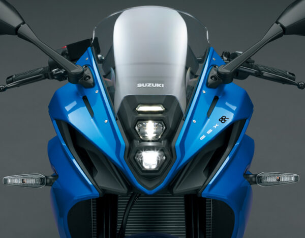 Suzuki GSX-8R 2024 Metallic Triton Blue headlight