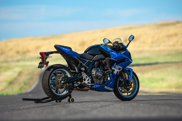 Suzuki GSX-8R 2024 Metallic Triton Blue back2