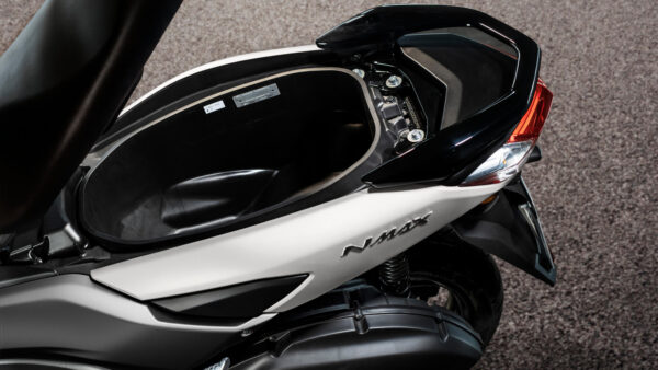 Yamaha NMAX 125 2023 under seat storage