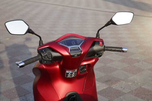 Honda SH350i 2021 red cockpit