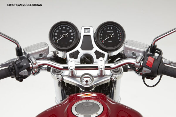 Honda CB1100EX 2017 Candy Prominence Red cockpit