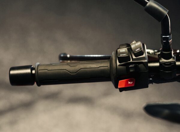 CFMoto 700CL-X Heritage 2024 left switchgear