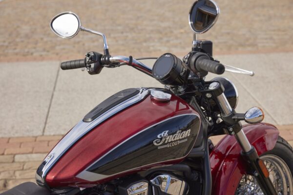 Indian Scout Classic 2025 Sunset Red 2-tone Metallic cockpit2