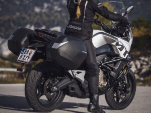 CFMoto 650MT 2023 back