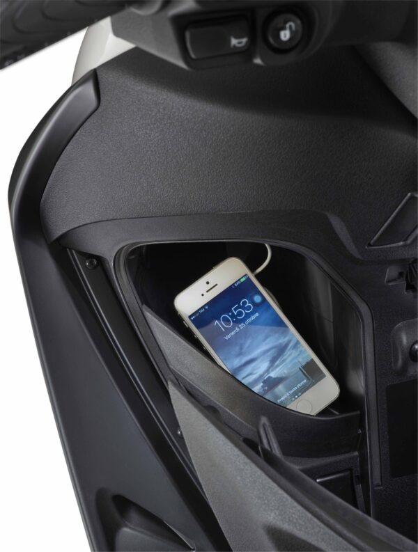 Piaggio Medley 125 150 2020 front storage USB