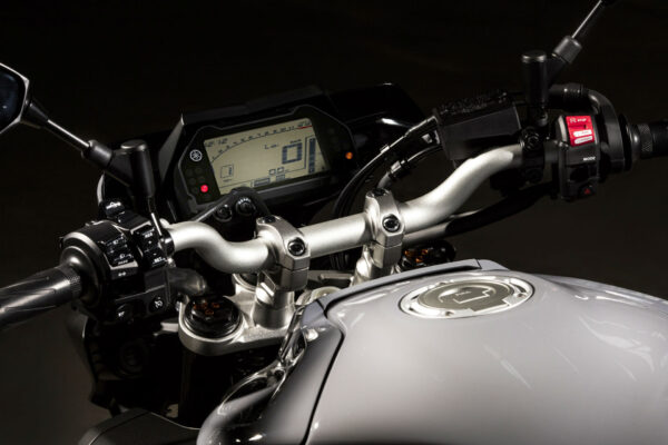 Yamaha MT-10 2016 cockpit