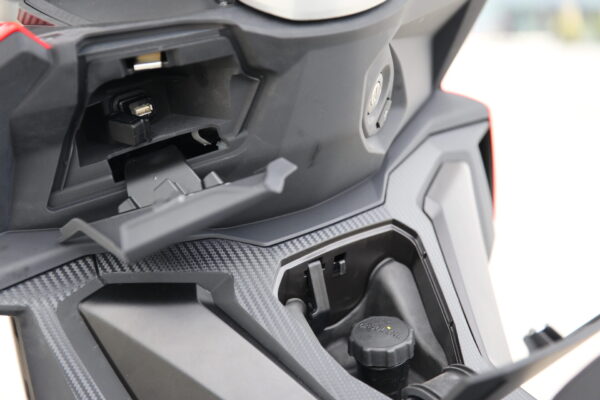 Aprilia SR GT 200 2022 front storage and fuel cap