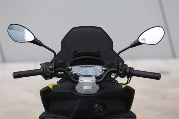 Aprilia SR GT 200 2022 cockpit