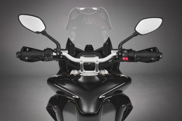 MV Agusta Turismo Veloce R 2023 Metallic Carbon Black cockpit