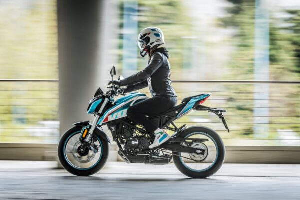 Voge Brivido 125R 2024 Light Blue riding position