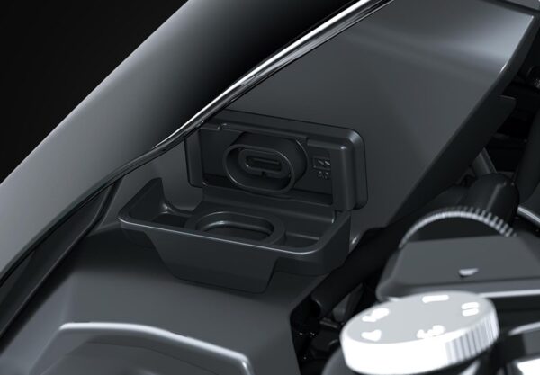 Kawasaki Z900 2025 USB-C port