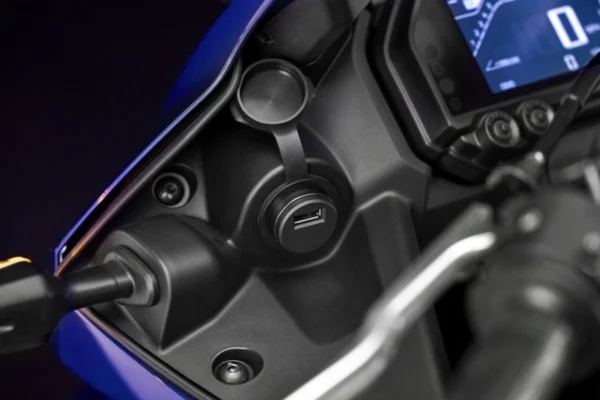 Yamaha YZF-R3 2025 Icon Blue USB port