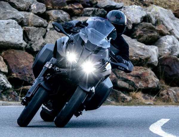 Yamaha Niken GT 2024 Black lean