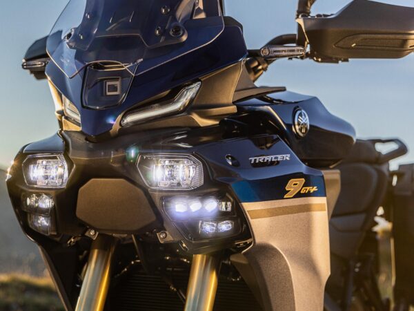 Yamaha Tracer 9 GT+ Y-AMT 2025 Cobalt Blue headlight