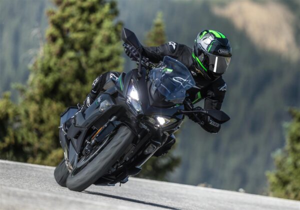 Kawasaki Ninja 1100SX 2025 Metallic Carbon Gray Metallic Diablo Black headlight
