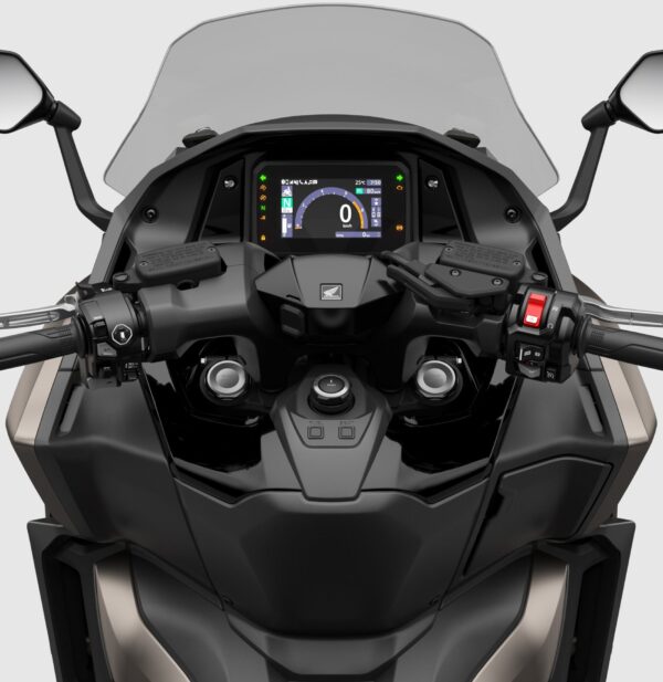 Honda Forza 750 2025 Mat Warm Ash Metallic cockpit