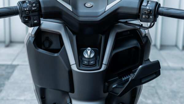 Yamaha NMAX 125 Tech Max 2025 Ceramic Grey cockpit