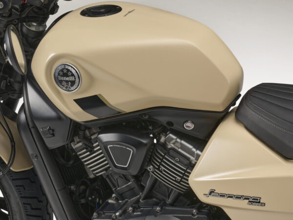 Benelli Leoncino Bobber 400 2025 beige key hole and USB port