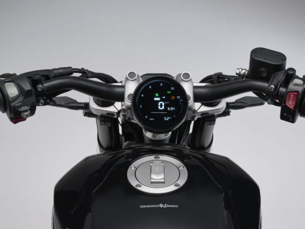 Benelli Leoncino Bobber 400 2025 Midnight Black cockpit