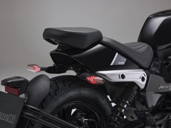 Benelli Leoncino Bobber 400 2025 Midnight Black taillight