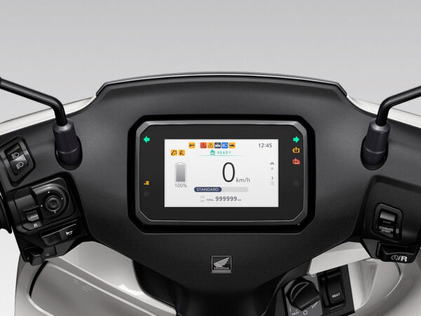 Honda CUV e 2025 Pearl Jubilee White dashboard