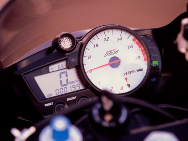 Yamaha YZF-R6 2003 dashboard