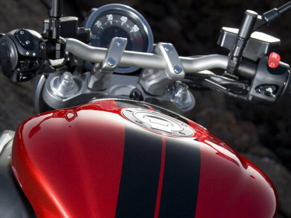 Yamaha MT-01 2007 red black cockpit