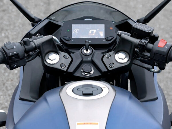 Suzuki Gixxer SF 250 2024 Metallic Mat Stellar Blue cockpit