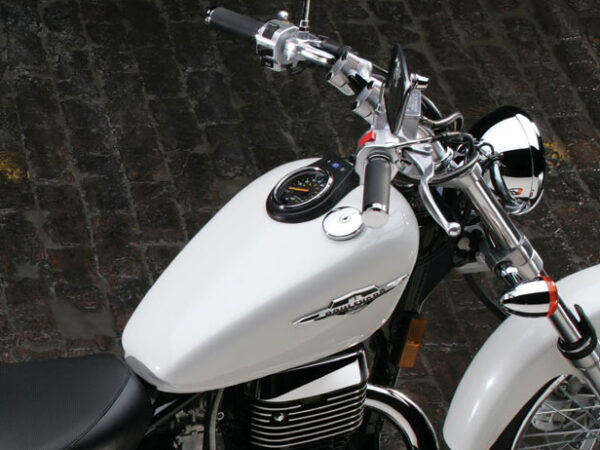 Suzuki Boulevard S40 2007 white cockpit