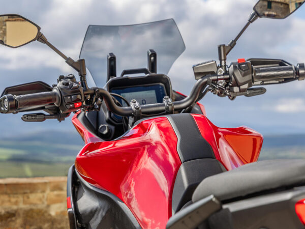 Yamaha Tracer 7 2025 Redline cockpit