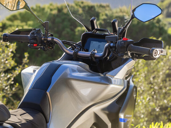 Yamaha Tracer 7 GT 2025 Icon Performance cockpit