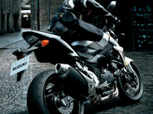 Suzuki GSR750 2011 white back