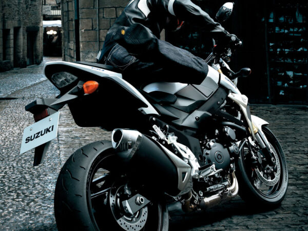 Suzuki GSR750 2011 white back