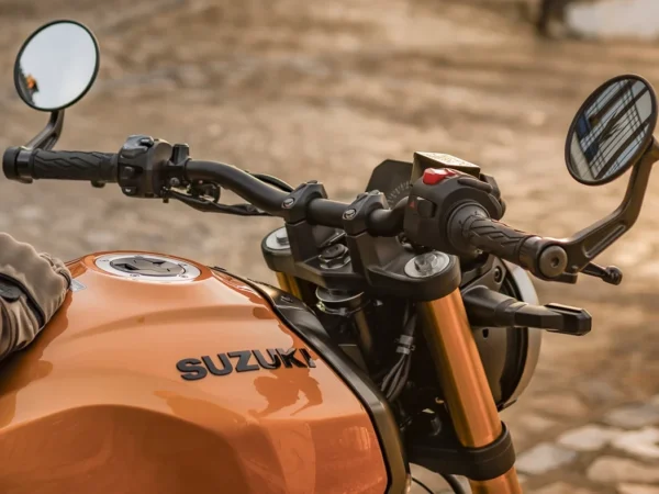 Suzuki GSx-8T 2025 Candy Burnt Gold cockpit