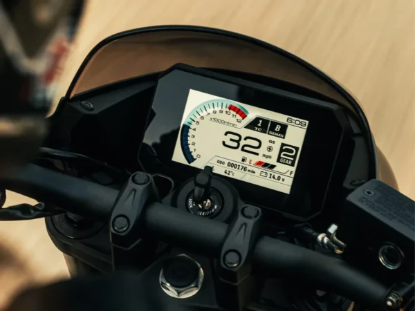 Suzuki GSx-8TT 2025 Pearl Mat Shadow Green dashboard