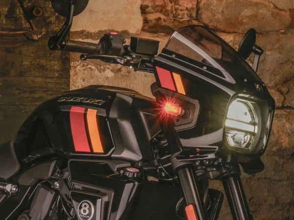 Suzuki GSx-8TT 2025 Glass Sparkle Black headlight