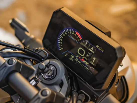 Suzuki GSx-8T 2025 Candy Burnt Gold dashboard