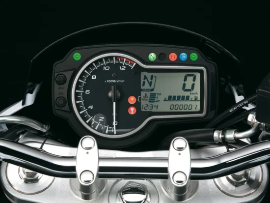 Suzuki GSR750 2011 dashboard