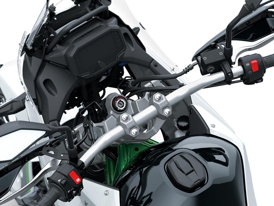 Kawasaki KLE500 SE 2026 Pearl Blizzard White cockpit