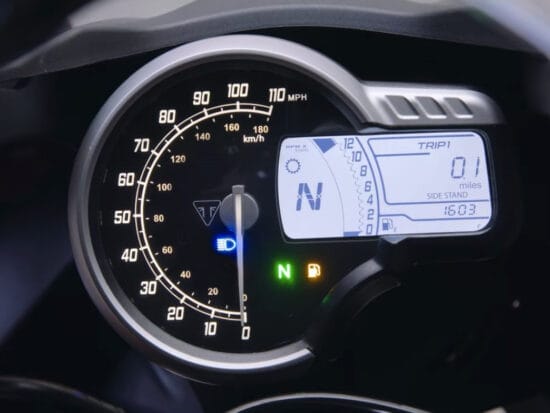 Triumph Thruxton 400 2026 Carnival Red dashboard